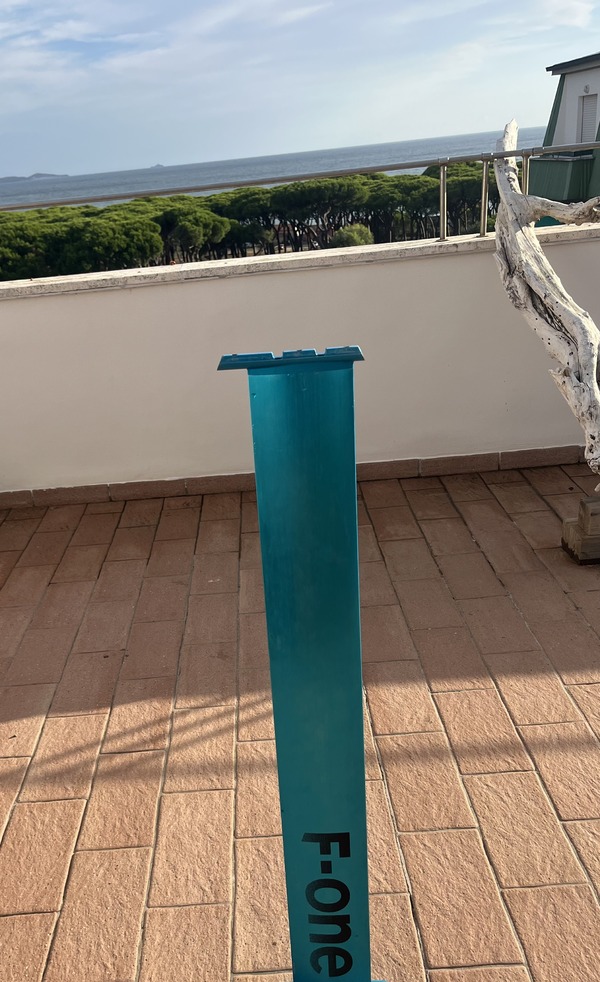 F-One - Mast da 95cm in ottime condizioni. Solo qualche graffio da normale utilizzo. Piede in titanio per la connessione al aereoplano incluso.  Base plate non compresa. Disponibile per foto o video call.