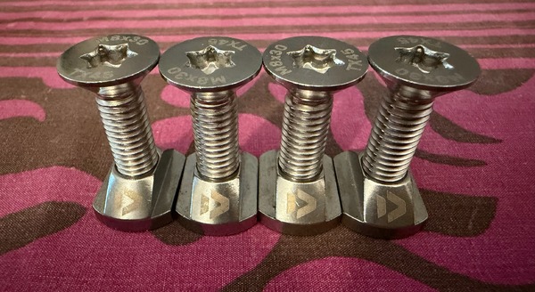 Duotone - Screw Set Foil Mounting System (incl.nuts 4 pcs) M8X30 TX 45