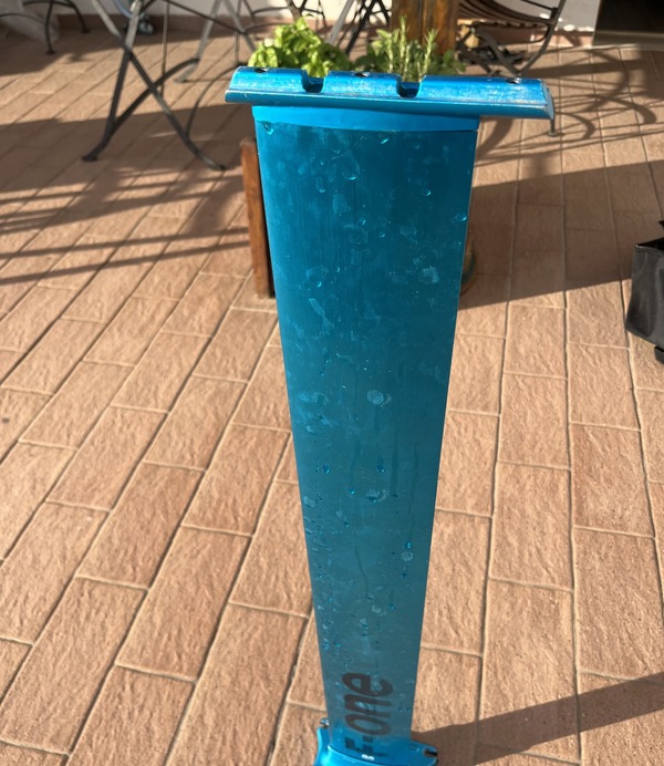 F-One - Mast da 95cm in ottime condizioni. Solo qualche graffio da normale utilizzo. Piede in titanio per la connessione al aereoplano incluso.  Base plate non compresa. Disponibile per foto o video call.