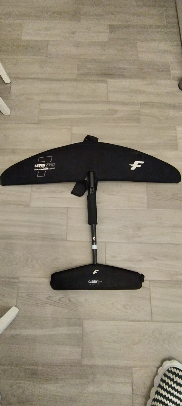 F-One - Tavola Gong Lethal 80Lt + Piantone F-One 85 + Aereo F-One Sevenseas 1200 Carbon + Vela Strike 5.5m